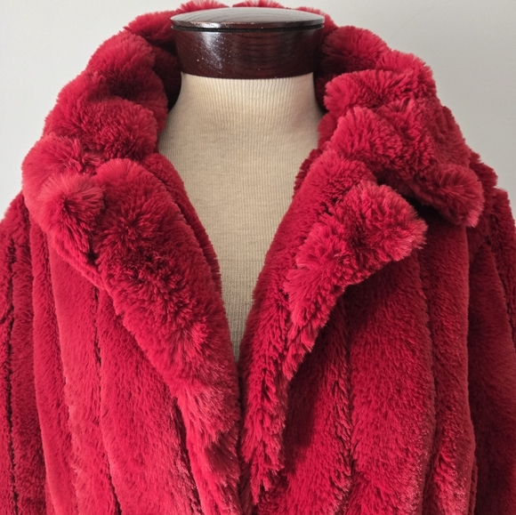 MINKPINK reddish pink (burgundy) soft, textured faux fur coat. XS - Picture 4 of 12